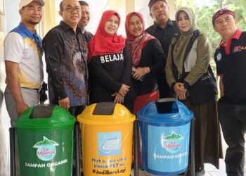 Edukasi Pelajar Mengenai Pemilahan Sampah, Le Minerale Bagikan Tempat Pilah Sampah di HPSN 2025