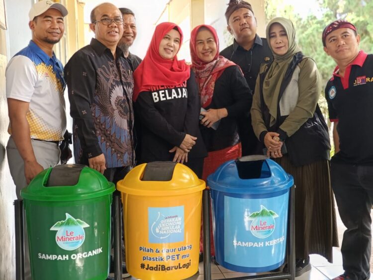 Edukasi Pelajar Mengenai Pemilahan Sampah, Le Minerale Bagikan Tempat Pilah Sampah di HPSN 2025
