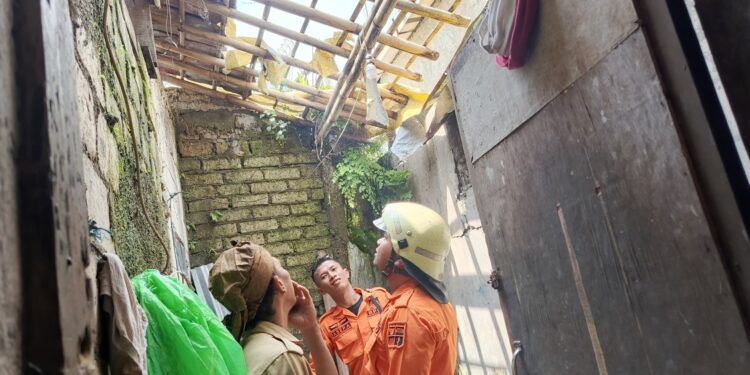 Kasihan! Warga Gunung Batu Bogor Kehilangan Atap Kamar Mandi usai Diterjang Angin Kencang