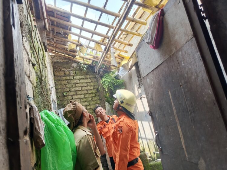 Kasihan! Warga Gunung Batu Bogor Kehilangan Atap Kamar Mandi usai Diterjang Angin Kencang