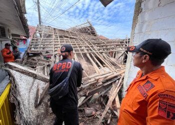 13 Warga Semplak Bogor Dipaksa Ngungsi usai Rumahnya Ambruk Diterjang Cuaca Ekstrim