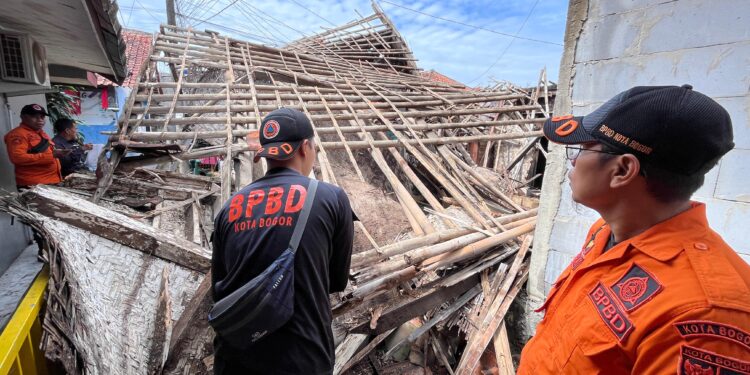 13 Warga Semplak Bogor Dipaksa Ngungsi usai Rumahnya Ambruk Diterjang Cuaca Ekstrim