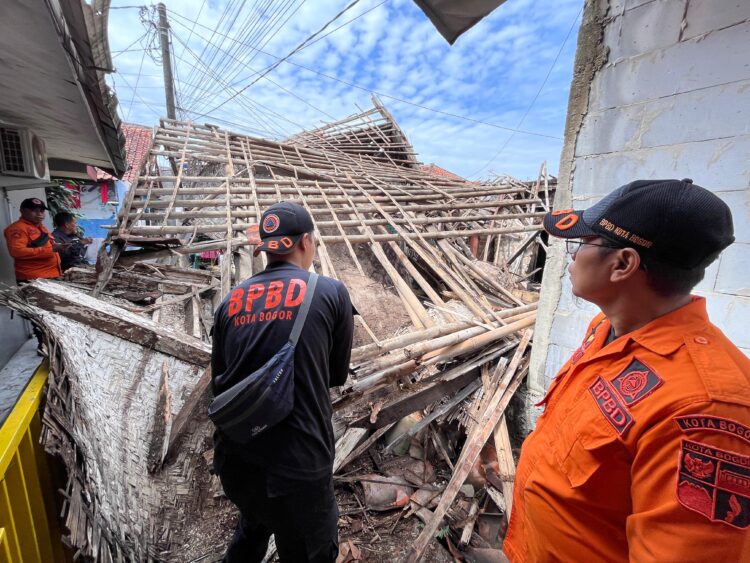 13 Warga Semplak Bogor Dipaksa Ngungsi usai Rumahnya Ambruk Diterjang Cuaca Ekstrim