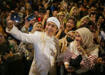 Wali Kota Bogor Terpilih jadi Rebutan Selfie Warga di Acara Bogor Street Festival Cap Go Meh 2025