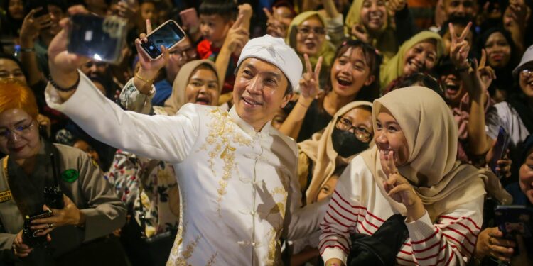 Wali Kota Bogor Terpilih jadi Rebutan Selfie Warga di Acara Bogor Street Festival Cap Go Meh 2025