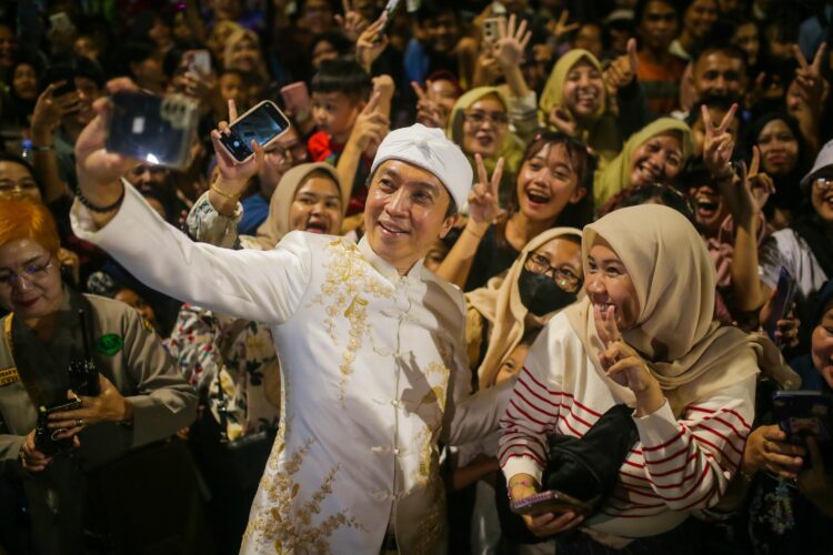 Wali Kota Bogor Terpilih jadi Rebutan Selfie Warga di Acara Bogor Street Festival Cap Go Meh 2025