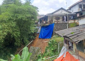 Miris! Rumah Warga di Muarasari Menggantung Imbas TPT Longsor di Sungai Cibalok Bogor