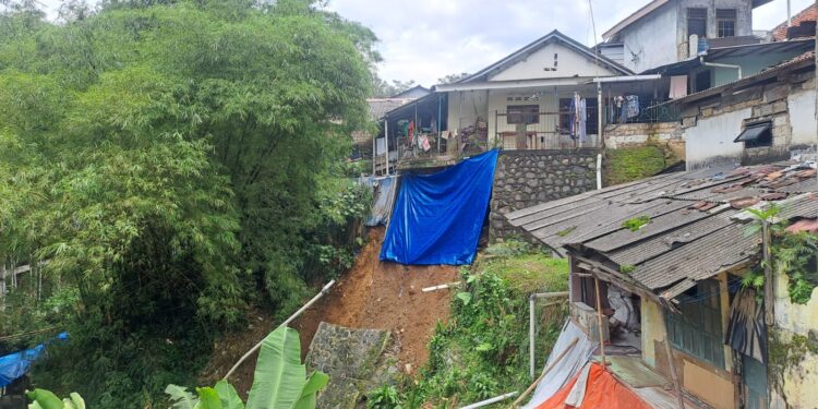 Miris! Rumah Warga di Muarasari Menggantung Imbas TPT Longsor di Sungai Cibalok Bogor