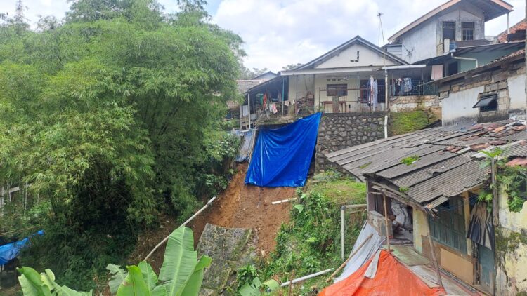 Miris! Rumah Warga di Muarasari Menggantung Imbas TPT Longsor di Sungai Cibalok Bogor