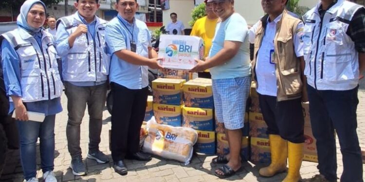Peduli Sesama, BRI Otista Bagikan Sembako ke Korban Banjir di Tiga Kelurahan