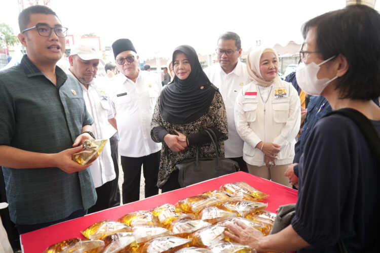 Kadin Kabupaten Bogor Gelar Bazar Pangan Murah, Ketua DPRD Sastra Winara: Semoga Bermanfaat bagi Rakyat