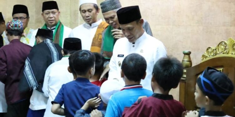 Wabup Bogor Jaro Ade Tarawih Keliling di Cileungsi, Ajak Warga Bersama-sama Menjaga Lingkungan