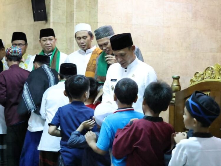 Wabup Bogor Jaro Ade Tarawih Keliling di Cileungsi, Ajak Warga Bersama-sama Menjaga Lingkungan