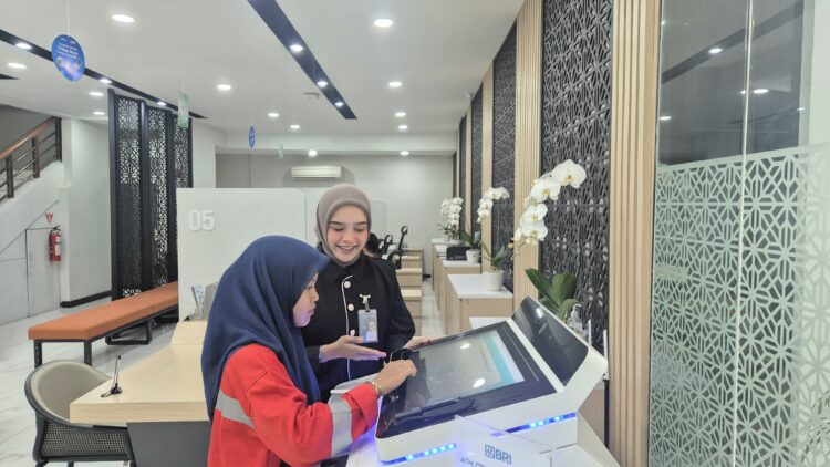 Nasabah BRI saat memanfaatkan layanan Digital customer service (CS).
