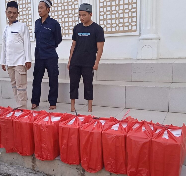 BRI Branch Office (BO) Karawang berbagi ratusan nasi boks setiap harinya, selama Ramadan.