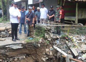 Keren! Bupati Bogor Rudy Susmanto Rogoh Kocek Pribadi Perbaiki Jembatan Penghubung Dua Kecamatan yang Ambruk Diterjang Banjir