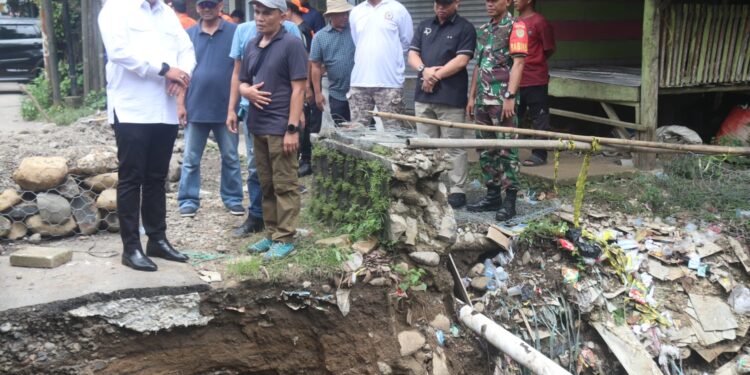 Keren! Bupati Bogor Rudy Susmanto Rogoh Kocek Pribadi Perbaiki Jembatan Penghubung Dua Kecamatan yang Ambruk Diterjang Banjir
