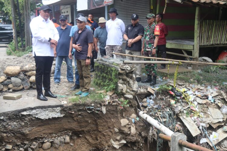 Keren! Bupati Bogor Rudy Susmanto Rogoh Kocek Pribadi Perbaiki Jembatan Penghubung Dua Kecamatan yang Ambruk Diterjang Banjir