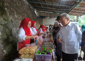 Lewat Gerobak Sae Pisan, Warga Kampung Mantarena Gelar Bazar Kuliner Produk Olahan Serba Talas, Kolaborasi Unindra Bareng Disperumkim Kota Bogor