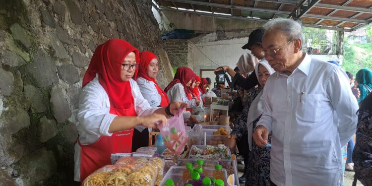 Lewat Gerobak Sae Pisan, Warga Kampung Mantarena Gelar Bazar Kuliner Produk Olahan Serba Talas, Kolaborasi Unindra Bareng Disperumkim Kota Bogor