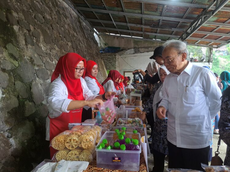 Lewat Gerobak Sae Pisan, Warga Kampung Mantarena Gelar Bazar Kuliner Produk Olahan Serba Talas, Kolaborasi Unindra Bareng Disperumkim Kota Bogor