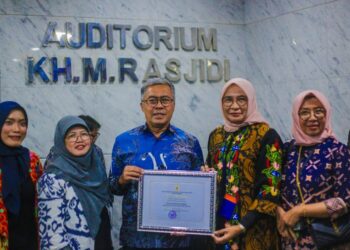 DIGANJAR PENGHARGAAN: Sekda Kota Bogor, Denny Mulyadi (tengah) bersama Jajaran Pemkot foto bersama usai menerima predikat Nindya dalam ajang Kabupaten/Kota Layak Anak (KLA) tahun 2025.