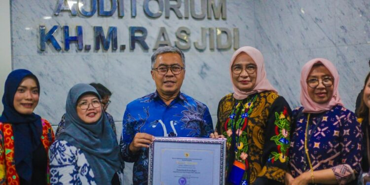 DIGANJAR PENGHARGAAN: Sekda Kota Bogor, Denny Mulyadi (tengah) bersama Jajaran Pemkot foto bersama usai menerima predikat Nindya dalam ajang Kabupaten/Kota Layak Anak (KLA) tahun 2025.