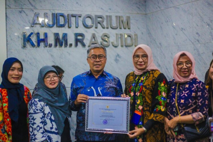 DIGANJAR PENGHARGAAN: Sekda Kota Bogor, Denny Mulyadi (tengah) bersama Jajaran Pemkot foto bersama usai menerima predikat Nindya dalam ajang Kabupaten/Kota Layak Anak (KLA) tahun 2025.