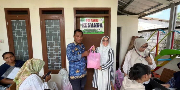 Desy Yanthi Utami Bagikan Sembako di Posyandu Kenanga Baranangsiang
