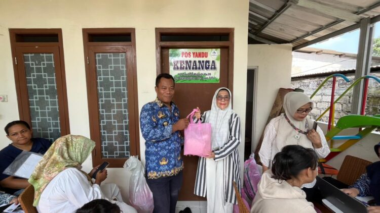 Desy Yanthi Utami Bagikan Sembako di Posyandu Kenanga Baranangsiang
