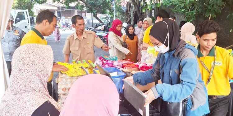 PANGAN MURAH: Warga antusias memanfaatkan Gerakan Pangan Murah. Komoditas pokok dijual dengan harga di bawah pasar agar daya beli masyarakat tetap terjaga.