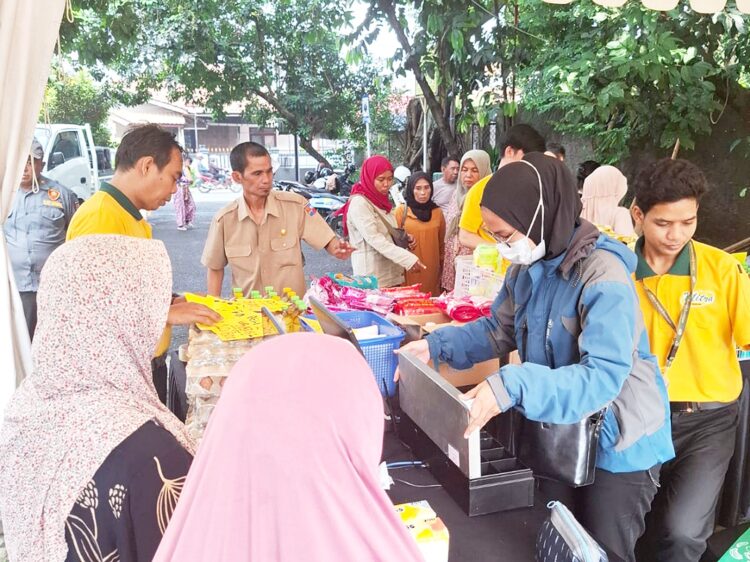 PANGAN MURAH: Warga antusias memanfaatkan Gerakan Pangan Murah. Komoditas pokok dijual dengan harga di bawah pasar agar daya beli masyarakat tetap terjaga.