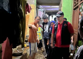 Dadang Iskandar Danubrata Salurkan Bantuan ke Korban Longsor Bondongan