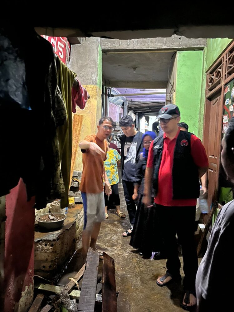 Dadang Iskandar Danubrata Salurkan Bantuan ke Korban Longsor Bondongan