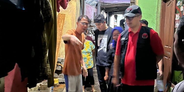 Dadang Iskandar Danubrata Salurkan Bantuan ke Korban Longsor Bondongan