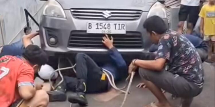 Diduga Meleng, Mobil Terperosok saat Putar Balik di Baranangsiang Bogor