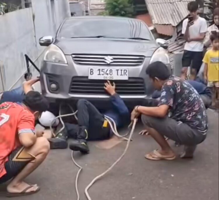 Diduga Meleng, Mobil Terperosok saat Putar Balik di Baranangsiang Bogor