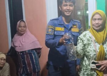 Asyik Nonton Tv, Warga Bogor Kaget Lihat Ular di Plafon Rumah
