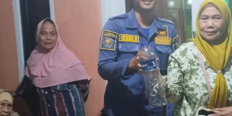 Asyik Nonton Tv, Warga Bogor Kaget Lihat Ular di Plafon Rumah