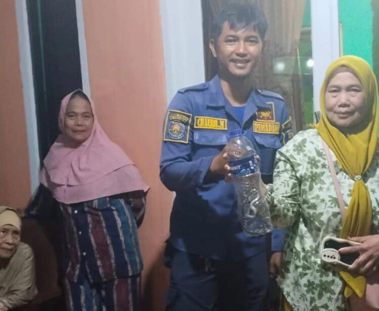 Asyik Nonton Tv, Warga Bogor Kaget Lihat Ular di Plafon Rumah