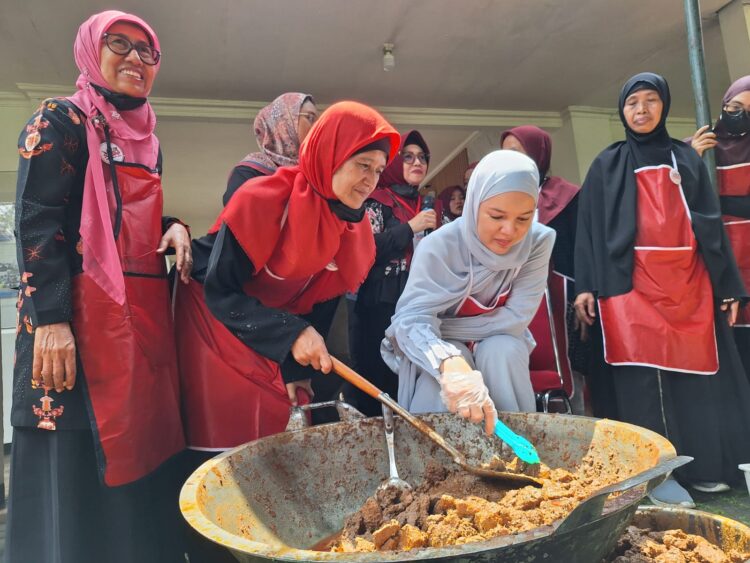 Dimeriahkan Dewi Sandra, Perantau Sumatera di Bogor Kirim Satu Ton Rendang Bantu Korban Bencana Sumatera