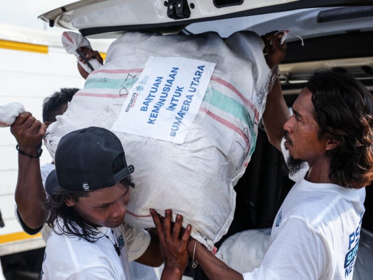 EIGER Adventure Salurkan 5 Ton Pakaian Bagi Korban Bencana Sumatera dan Aceh