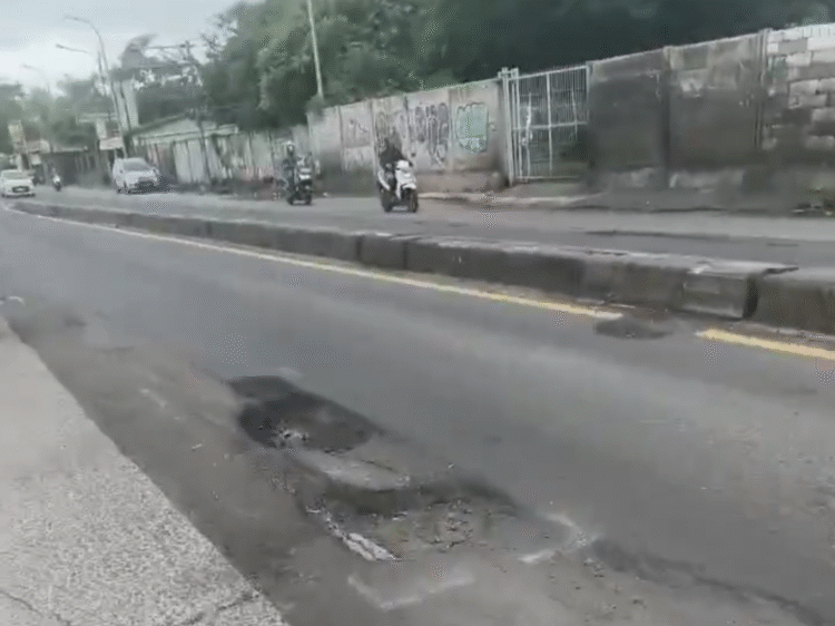 Hati-hati! Jalan Raya Parung-Kemang Rusak di Dua Arah, Warga Keluhkan Rawan Kecelakaan