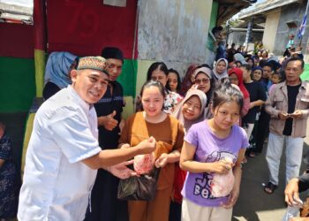 H. Subhan Turun Langsung Bagikan 7 Ton Daging Untuk Warga Bogor Jelang Idulfitri