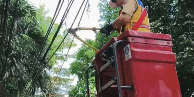 Semrawut! Dedie Rachim Potong Kabel Internet di Sepanjang Jalan Sudirman Bogor