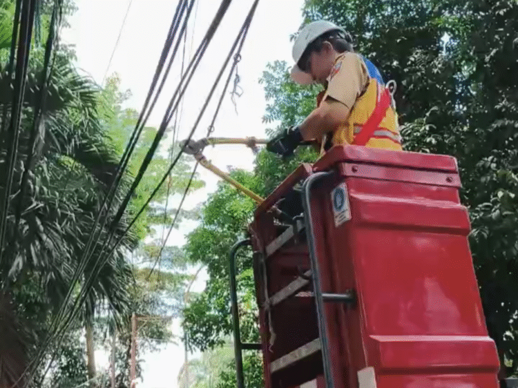 Semrawut! Dedie Rachim Potong Kabel Internet di Sepanjang Jalan Sudirman Bogor
