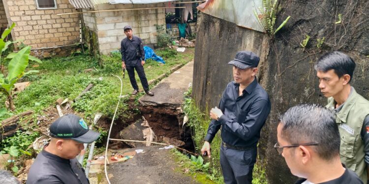 Anggota DPRD Edi Kholki Cek Lokasi Jembatan Amblas di Pamoyanan, Dorong Perbaikan Lewat Dana BTT