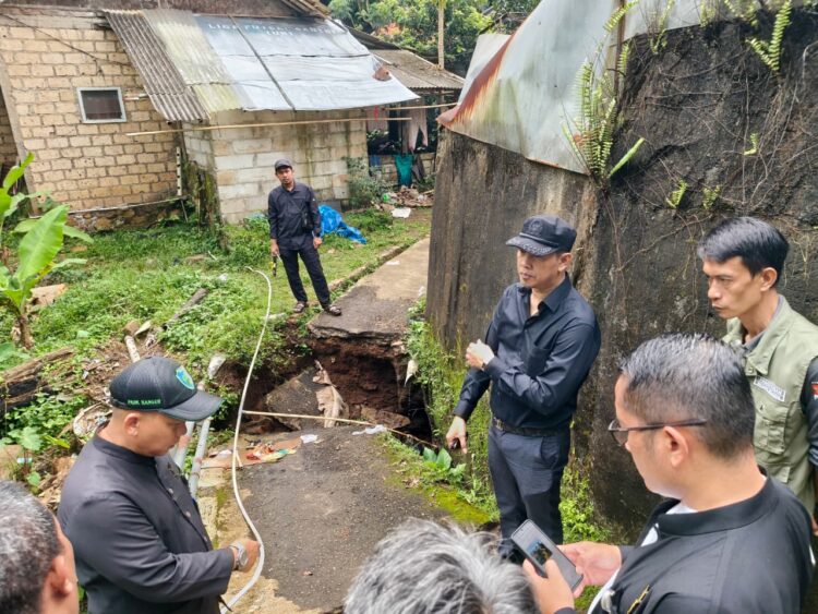 Anggota DPRD Edi Kholki Cek Lokasi Jembatan Amblas di Pamoyanan, Dorong Perbaikan Lewat Dana BTT