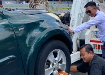 Kendaraan Berstiker TNI Diderek Dishub Gegara Parkir Sembarangan di sekitar Stadion Gelora Pakansari