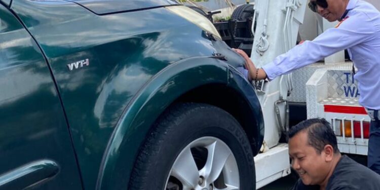 Kendaraan Berstiker TNI Diderek Dishub Gegara Parkir Sembarangan di sekitar Stadion Gelora Pakansari